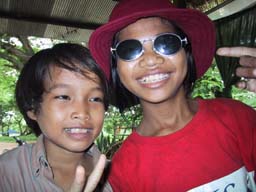 Left：WANI　Right：DEE