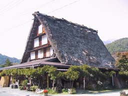合掌苑：約２００年前に立てられた合掌造り家屋を利用した土産屋