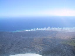 海に流れ落ちる溶岩